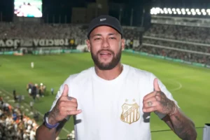 Na Vila Belmiro, Neymar faz gestos de positivo com as mos (foto: Santos/Divulgao)