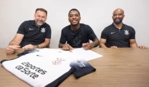 Cac, zagueiro do Corinthians e ex-Cruzeiro, assinando contrato (foto: Rodrigo Coca/Corinthians)