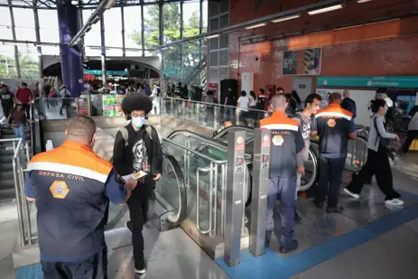 São Paulo (SP), 17/01/2024 - Agente da Defesa Civil do Estado faz ação de conscientização sobre riscos causados por temporais em estação de metrô de SP. Foto: Pablo Jacob/Governo de SP