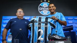 Joo Lucas em apresentao pelo Grmio (foto: LUCAS UEBEL/GREMIO FBPA)