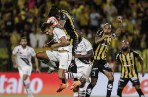 Joo Neto, atacante do Fluminense, na disputa pela bola (foto: Lucas Meron/Fluminense)