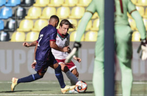 Canobbio, do Fluminense, tenta se livrar de defensor do Madureira (foto: Lucas Meron/Fluminense)