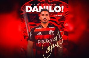 Danilo com a camisa do Flamengo (foto: Divulgao / Flamengo)