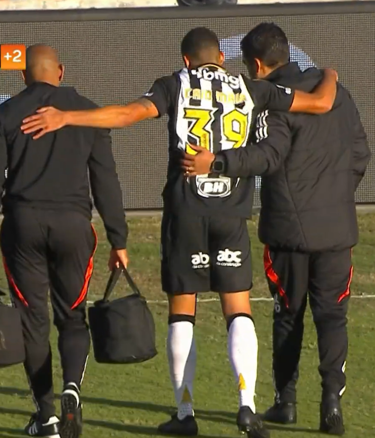 Momento em que Caio Maia deixou o gramado com ajuda dos mdicos - (foto: Reproduo / SporTV)