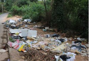 LIXÃO A CÉU ABERTO na ligação entre os bairros Olaria e Santa Maria