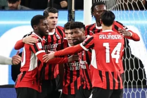 Jogadores do Milan comemoram gol se abraando (foto: FADEL SENNA / AFP))