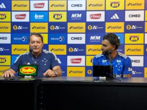 Pedrinho e Gabigol em coletiva de imprensa de apresentao do novo camisa 9 do Cruzeiro (foto: Luiz Henrique Campos/No Ataque)