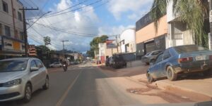 “Poeira durante a seca e barro no período chuvoso”, reclamam comerciantes da avenida Acesita, em Timóteo (MG)