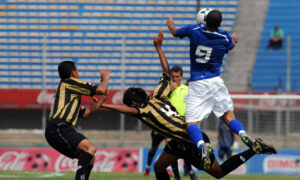 Único Atlético x Cruzeiro fora do Brasil teve seis gols e dois pênaltis; relembre