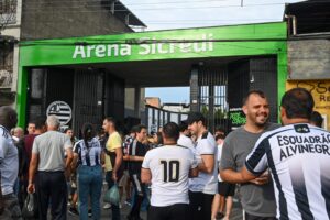 Torcedores do Athletic em frente  Arena Sicredi (foto: Leandro Couri / EM / D.A Press)