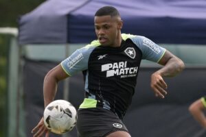 Jnior Santos, alvo do Atltico, em treino do Botafogo (foto: JUAN MABROMATA / AFP)