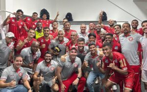 Jogadores do Tombense celebram vitria sobre o Democrata (foto: Tombense/Divulgao/Instagram)