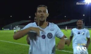 Matheus Firmino, camisa 10 do Jacuipense, mandou recado aps fazer belo gol (foto: Reproduo/TVE Bahia)