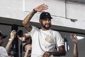 Neymar acena com a camisa do Santos na Vila Belmiro (foto: Divulgao / Santos )