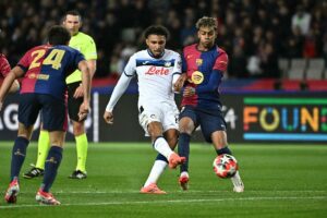 Chute de derson em Barcelona x Atalanta (foto: JAVIER SORIANO / AFP)