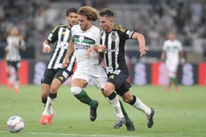 Disputa de bola em clssico entre Atltico e Amrica no Mineiro (foto: Alexandre Guzanshe/EM/D.A Press)