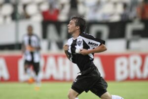 Bernard comemora gol pelo Atltico em 2012 (foto:  Rodrigo Clemente/Esp. EM/D.A Press - 19/1/2012)