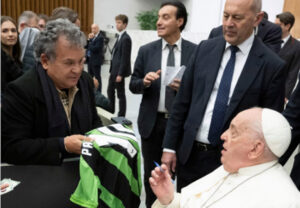 Presidente Alencar da Silveira levou a camisa do Amrica que foi autografada pelo Papa Francisco (foto: Reproduo/Vatican Media)