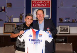 Thiago Almada  apresentado no Lyon ao lado de John Textor (foto: Reproduo/Lyon)