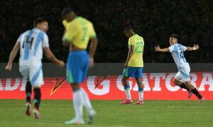 Jogadores da Argentina celebram gol sobre o Brasil no Sul-Americano Sub-20 (foto: JUAN BARRETO / AFP)