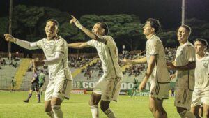 Jogadores do Atltico comemoram gol contra o Francana, pela terceira rodada da fase de grupos da Copinha (foto: Pedro Click / Atltico)