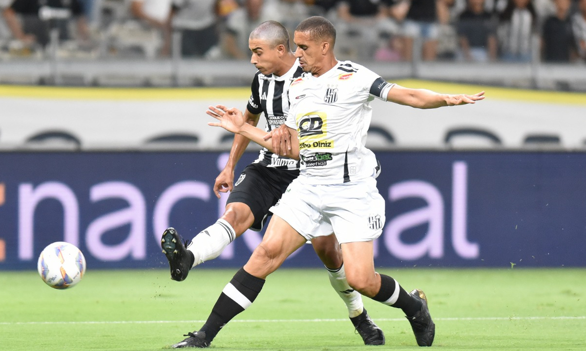 Jogadores de Atltico e Democrata-GV disputam bola no Mineiro - (foto: Ramon Lisboa/EM/DA.Press)