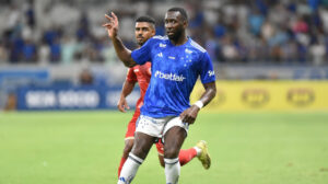 Bolassie, atacante do Cruzeiro, durante vitria por 1 a 0 sobre o Tombense, pelo Mineiro (foto: Ramon Lisboa/EM/D.A Press)