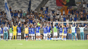 Jogadores do Cruzeiro cumprimentando torcida aps vitria sobre Tombense (foto: Ramon Lisboa/EM/D.A Press)