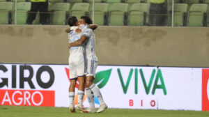 Gabigol e Romero comemorando gol do Cruzeiro (foto: Alexandre Guzanshe/EM/DA Press)