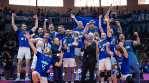 Time de vlei do Cruzeiro com taa do Campeonato Mundial (foto: Agncia i7/Cruzeiro)