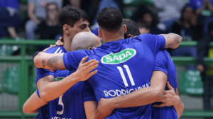 Jogadores de vlei do Cruzeiro se abraando (foto: Agncia i7/Cruzeiro)