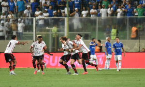 Jogadores do Flamengo comemoram gol de David Luiz contra o Cruzeiro, no Independncia (foto: Ramon Lisboa/EM D.A Press)