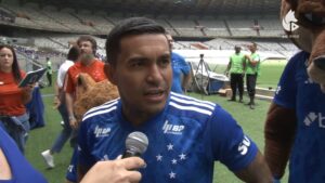 Dudu, atacante do Cruzeiro, em apresentao  torcida no Mineiro (foto: TV Cruzeiro/Reproduo)