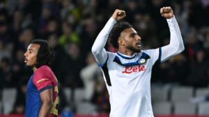 derson, volante do Atalanta, comemorando gol sobre Barcelona (foto: Javier Soriano/AFP)