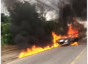 Veja o Vídeo: Peugeot arde em chamas no bairro Olaria, em Timóteo