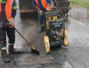 Força tarefa para minimizar buracos na pista após chuvas