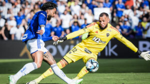 Gabigol, atacante do Cruzeiro, e Everson, goleiro do Atltico (foto: Gustavo Aleixo/Cruzeiro)