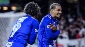 Matheus Pereira comemorando gol pelo Cruzeiro contra o So Paulo na pr-temporada nos EUA ao lado de Gabigol (foto: Gustavo Aleixo/Cruzeiro)