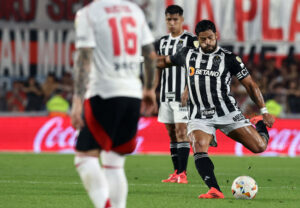 Hulk, do Atltico, em ao na partida contra o River Plate, no Monumental de Nez, pela semifinal da Libertadores (foto: ALEJANDRO PAGNI/AFP)