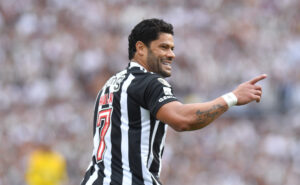 De costas, Hulk aponta para a direita durante jogo do Atltico na Copa Libertadores de 2024 (foto: Alexandre Guzanshe/EM/D.A Press)