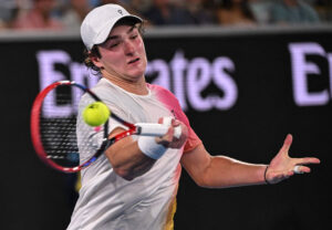 Joo Fonseca, tenista brasileiro, em vitria na estreia do Australian Open (foto: WILLIAM WEST/AFP)