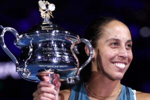 Madison Keys, campe do Australian Open 2025, com trofu (foto: Martin Keep/AFP)