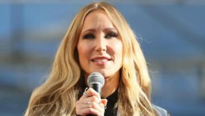 Nikki Glaser: A comediante que irritou Taylor Swift no Globo de Ouro