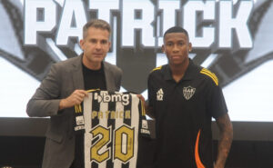 Victor Bagy, diretor de futebol do Atltico, ao lado de Patrick Silva, novo volante do Galo (foto: Alexandre Guzanshe/EM/D.A Press)