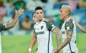 Paulinho e Vargas durante comemorao de gol do Atltico sobre o Cuiab (foto: Pedro Souza/Atltico)