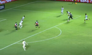 Paulo Henrique, ex-lateral do Atltico, fez belo gol pelo Vasco (foto: Vasco TV/Reproduo)