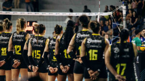 Jogadoras de vlei do Praia Clube perfiladas (foto: Eliezer Esportes/Praia Clube)