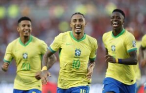 Raphinha comemora gol do Brasil ao lado de Savinho (esquerda) e Vini Jr. (direita) (foto: Rafael Ribeiro/CBF)