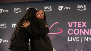 Rebeca Andrade e Simone Biles se abraam em evento em Nova Iorque, nos Estados Unidos (foto: Divulgao)