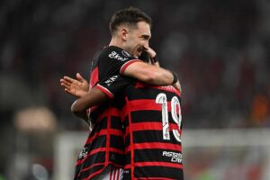 Lo Ortiz e Lorran, do Flamengo (foto: MAURO PIMENTEL / AFP)